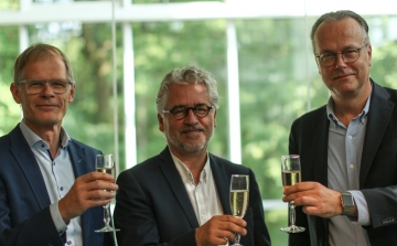 PLM Services wordt cards PLM Solutions
